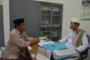 Hariyanto dari kabargresik.com bersama K.H. Mansoer Sodiq Ketua MUI Kabupaten Gresik . (foto: Rudi/kabargresik.com)