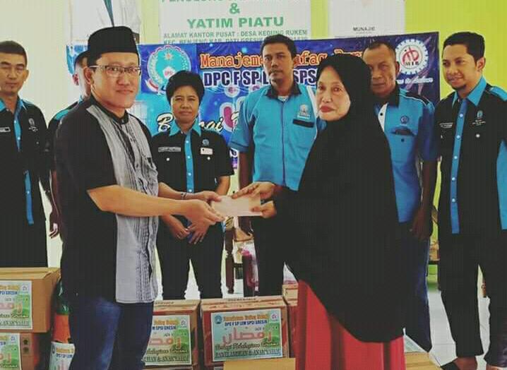 Ketau DPC LEM SPSI Kab Gresik Ali Muchsin Jalil. Memberikan sadar simbolis bingkisan untuk anak yatim