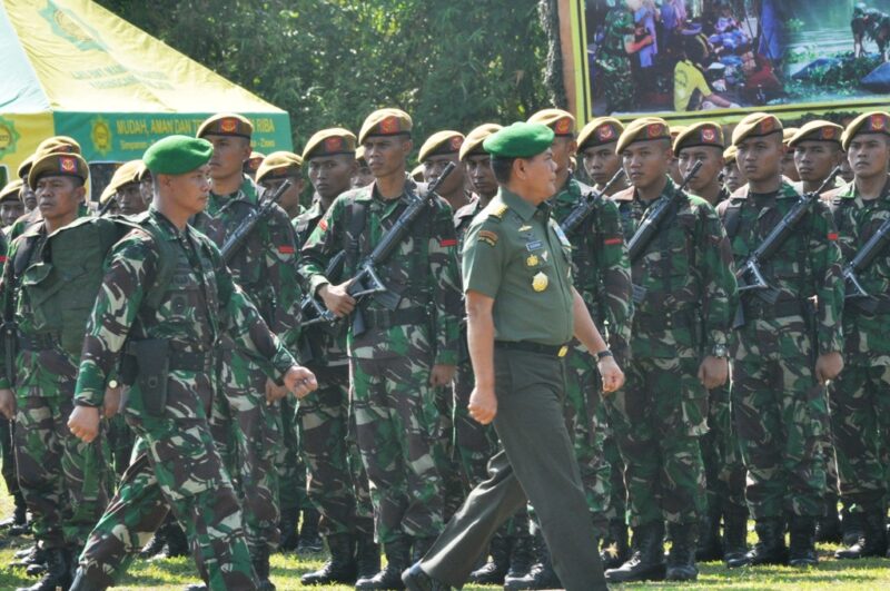 KSAD Jendral TNI Budiman sedang memeriksa pasukan sebelum diterjunkan dalam program TNI Manunggal Memangun desa di Gresik Jawa Timur. (tikon/foto.satuspersen.com)