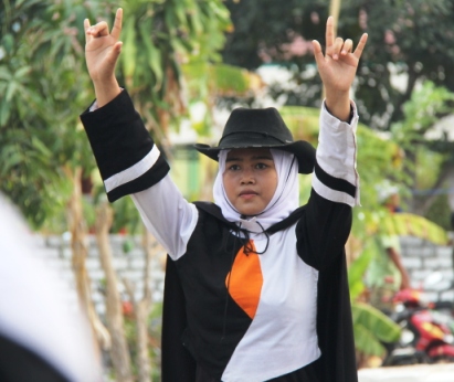 Mayoret Doremi dari Wadeng Sidayu sedang memberikan intruksi kepada anggotanya dalam Ujungpangkah Drumband Open Competition 2014. Doremi menyabet 2 juara sekaligus. (foto: Sutikhon/kabargresik.com)