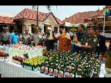 Ratusan Botol Minuman keras akan dimusnakan di Mapolres Gresik, Rabo (24/12). Foto: Yudi/kabargresik.com