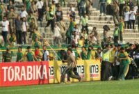 Suporter PS TNI Berlari dengan membawa Pentungan menyerang Ultras mania. (Foto: tikon.kabargresik.com)