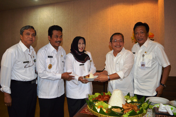 Ketua DPRD Gresik A Hamid memberikan potongan tumpeng Kepada Kepala DPPKAD Gresik, Dr. Yetty Sri Suparyatie. (foto: Humas Pemkab Gresik)