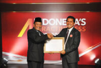 Bupati Gresik Dr. Ir. H. Sambari Halim Radianto,ST.M.Si (kiri) saat menerima penghargaan Indonesia's Attractiveness Award 2016 dari Menpan RB Asman Abnur. Kamis (22/9/2016)