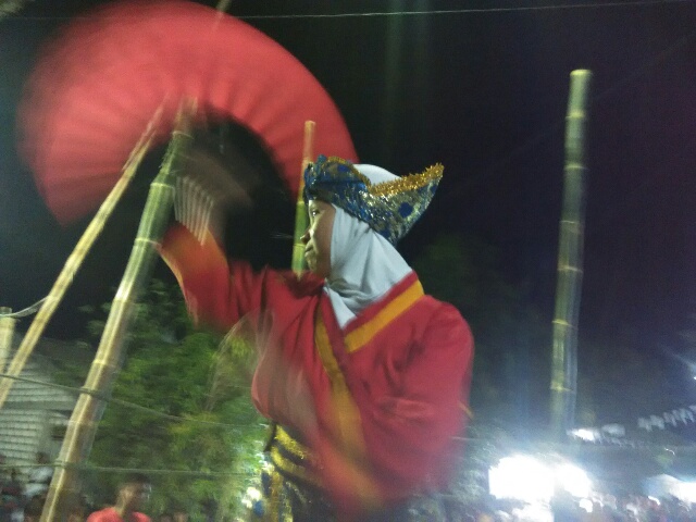 Pesilat Tapak Suci sedang memainkan jurus kipas saat tampil di pagelaran Silat di Indro Delik Bungah, Kamis (22/9/2016)