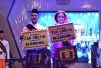 Badik Choiruddin dan Melisa Wulan dinobatkan sebagai Cak dan Yuk 2016. (Foto: Aaam/kabargresik.com)