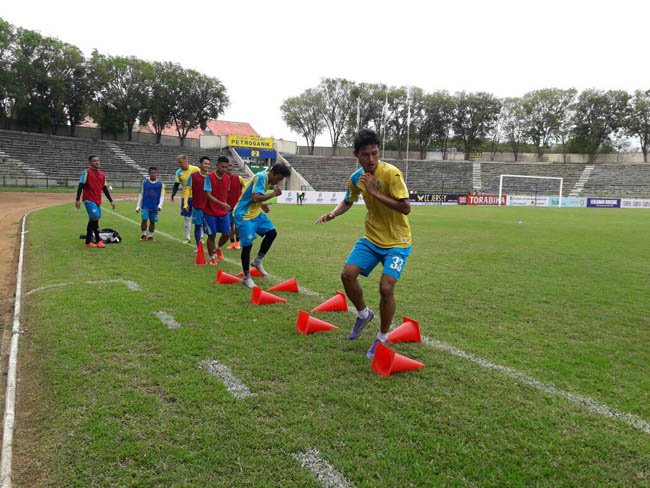 pemain Persegres sedang berlatih di Stadion Tri Dharma, Gresik