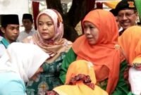 Menteri sosial RI Khofifah Indar Parawansa saat melakukan kunjungan kerja ke Pondok Pesantren Bumi Aswaja di desa Wonokerto Dukun Gresik, Minggu (23/10/2016).