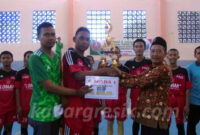 Tim Futsal SMK Maskumambang Dukun menerima tropi dan uang pembinaan dari panitia Pemuda Cup II.