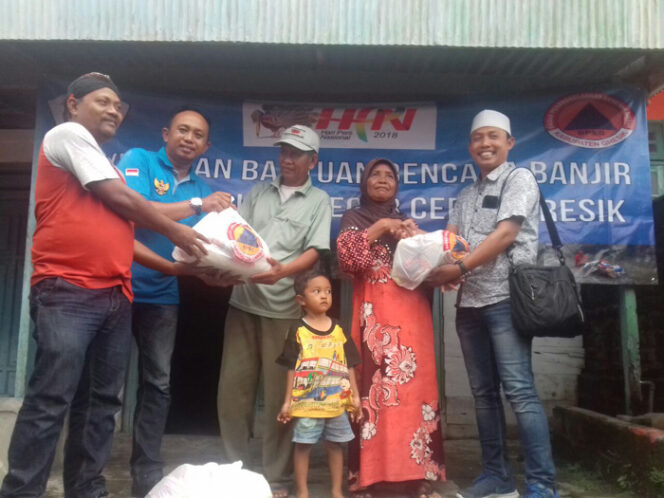 Komunitas Wartawan Gresik (KWG) melakukan bhakti sosial pada korban banjir di Iker-iker geger bersama BPBD Kab Gresik, Jumat (19/1) sebagai rangkaian Hari Pers Nasional 2018.