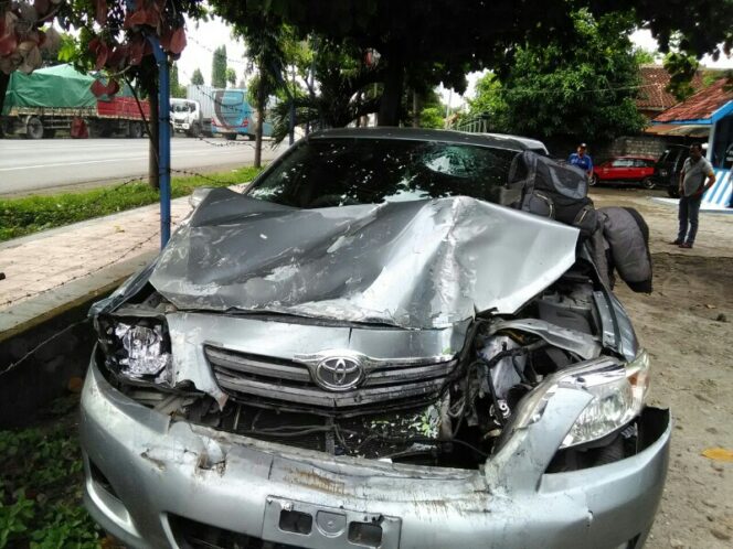 Ringsek :Mobil dinas Wakil ketua DPRD Gresik  Nur Gholib keadaannya rusakparah setelah tabrakan dengan bis Jaya Utama di Rembang (kamis,11/1/2018)