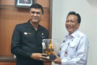 Inspektur Jenderal Kepolisian Drs. Sam Budigusdian menerima souvenir dari Bupati Gresik Sambari Halim Radianto. (foto: istimewah)