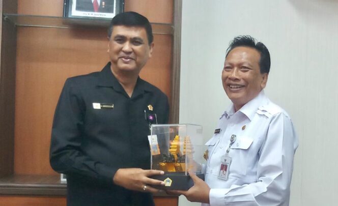 Inspektur Jenderal Kepolisian Drs. Sam Budigusdian menerima souvenir dari Bupati Gresik Sambari Halim Radianto. (foto: istimewah)