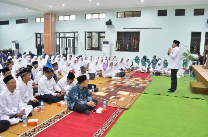 Wabub Gresik Moh Qosim memberikan arahan kepada 110 Calon Jamaah Haji (CalHaj) dari Guru-guru PNS di Lingkungan Pemkab Gresik.