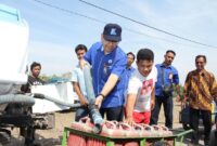 Adityo Wibowo Bendahara K3PG saat penyerahan bantuan 35 tangki air bersih di kecamatan Benjeng, Rabo (7/8/2019). Foto : Budi Utomo