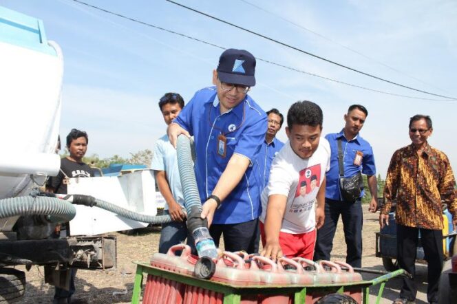 Adityo Wibowo Bendahara K3PG saat penyerahan bantuan 35 tangki air bersih di kecamatan Benjeng, Rabo (7/8/2019). Foto : Budi Utomo