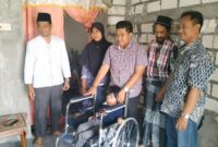 M Syahrul Munir anggota dewan dari Fraksi PKB kab Gresik memberikan kursi roda kepada Anisah tri Cahyani (7Th0 dari Raci tengah Gresik yang mengalami Cerebral Atrophy sejak lahir. [Foto: sutikhon]