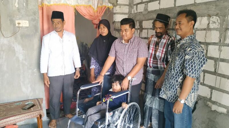 M Syahrul Munir anggota dewan dari Fraksi PKB kab Gresik memberikan kursi roda kepada Anisah tri Cahyani (7Th0 dari Raci tengah Gresik yang mengalami Cerebral Atrophy sejak lahir. [Foto: sutikhon]