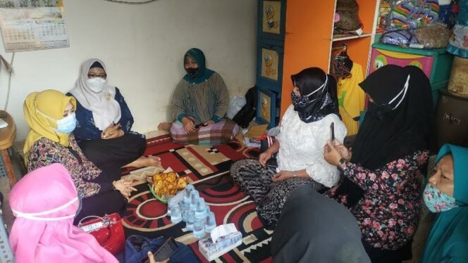 Wakil Bupati Gresik, Aminatun Habibah berkunjung di rumah korban rentenir, Wabup mendengarkan keluhan masyarakat terkait banyaknya praktik rentenir di Gresik.