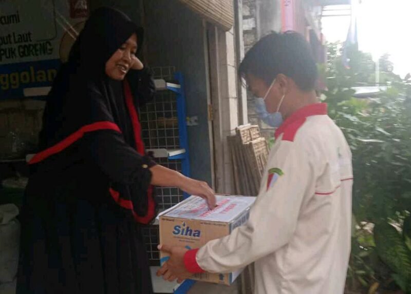 Angkatan Muda Muhammadiyah Kec Sidayu sedang melakukan penggalangan dana di ranting-ranting Muhammadiyah untuk saudara kita di Palestine. Rabo (19/05) [Foto: AMM Sidayu)