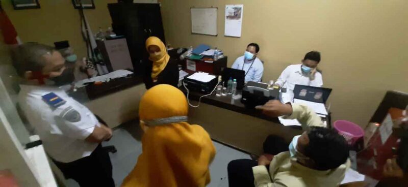 Suasana swap antigen di salahsatu ruangan di perkantoran bunder yang sempit dan tidak berstandar kesehatan.