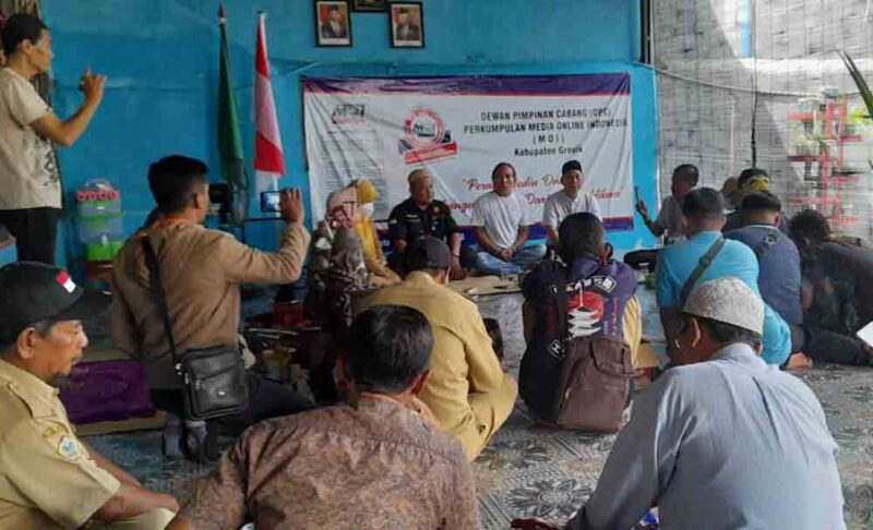 suasana klarifikasi pihak penyeleanggara ritual pernikahan manusia dengan kambing yang dihadiri kepala desa Jogodalu, Camat Benjeng dan Ketua MUI Benjeng dan Balongpanggang. (foto: Istimewah)