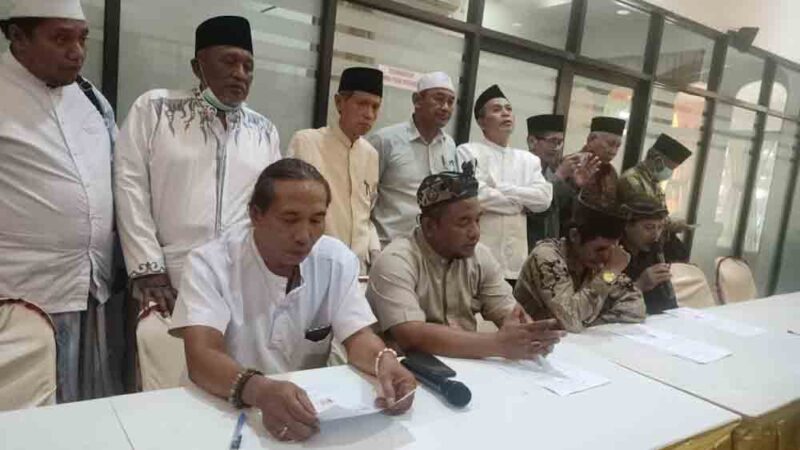 Para pelaku ritual pernikahan manusia dengan kambing di desa Jogodalu Kec Benjeng melakukan pertaubatan di kantor MUI Gresik.