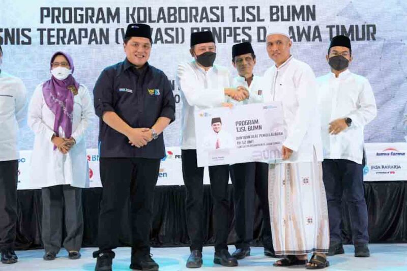 Direktur SDM dan Umum SIG, Agung Wiharto (ketiga dari kiri) didampingi Menteri BUMN, Erick Thohir (kedua dari kiri) simbolis menyerahkan bantuan alat pembelajaran kepada ustadz M. Zaenal Arifin dalam kegiatan Program Kolaborasi TJSL BUMN, Pelatihan Bisnis Terapan (Vokasi) di Pondok Pesantren Qomaruddin, Kecamatan Bungah, Gresik, Jawa Timur (6/10).