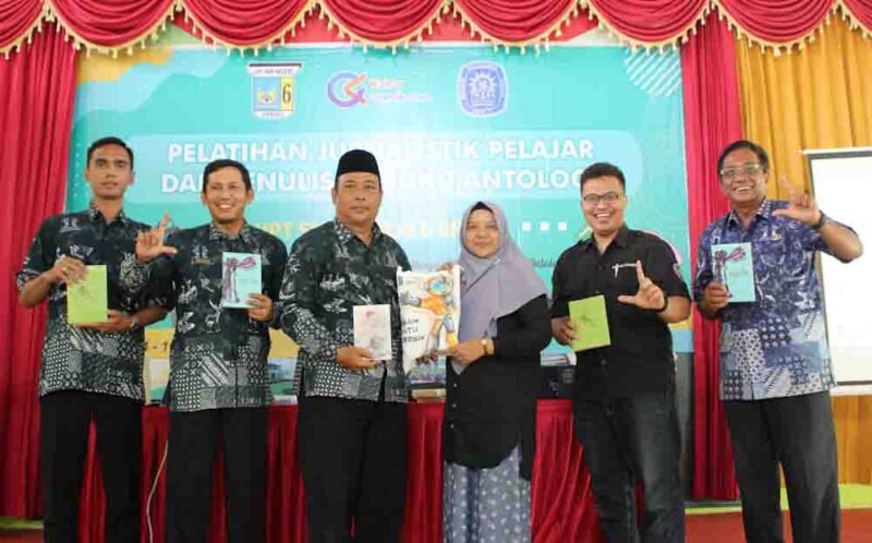 Cerpenis Dewi Musdalifah bersama kepala sekolah  dan Guru UPT SMPN 6 Gresik dalam pelatihan Penulisan buku antologi. (foto: Frissa Queena Emily/8A.)