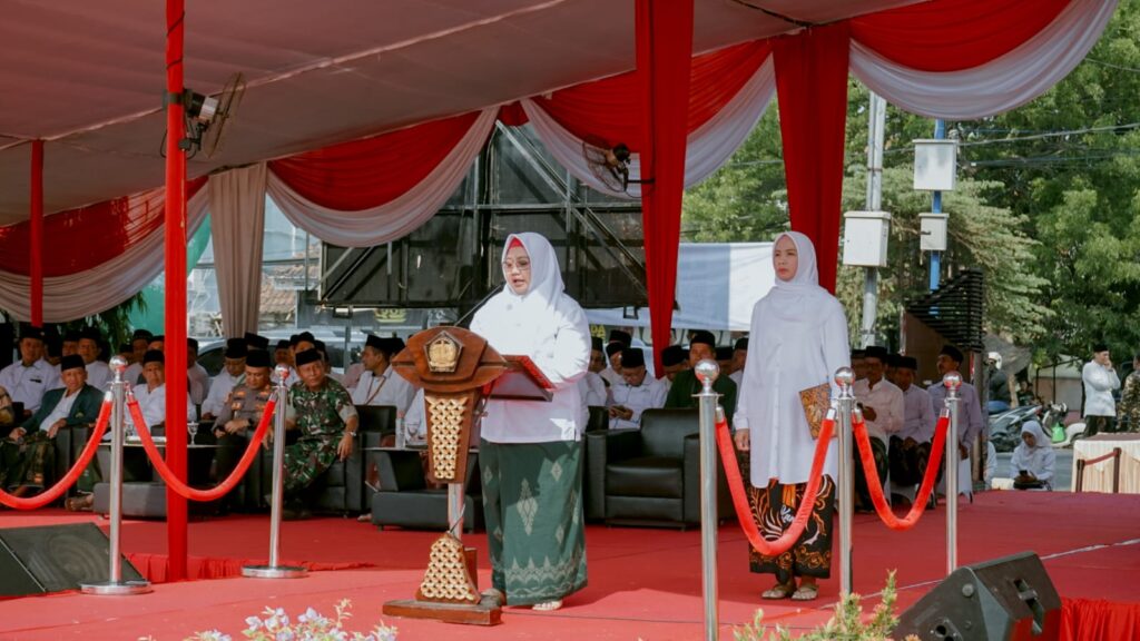 Hj Aminatun Habibah memakai sarung di hari santri