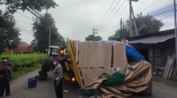 Truk Angkut Triplek Terguling di Krikilan Arus Lalin Macet