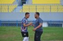 Kapolres Gresik AKBP Rovan Richard bersama Bupati Gresik Fandi Ahmad Yani bermain bola bersama untuk menjaga sinergitas