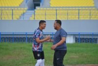 Kapolres Gresik AKBP Rovan Richard bersama Bupati Gresik Fandi Ahmad Yani bermain bola bersama untuk menjaga sinergitas