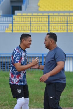 Kapolres Gresik dan Bupati Gresik Pererat Sinergitas Lewat Sepak Bola