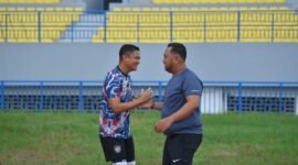 Kapolres Gresik AKBP Rovan Richard bersama Bupati Gresik Fandi Ahmad Yani bermain bola bersama untuk menjaga sinergitas