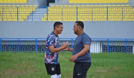 Kapolres Gresik AKBP Rovan Richard bersama Bupati Gresik Fandi Ahmad Yani bermain bola bersama untuk menjaga sinergitas