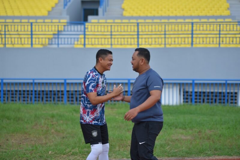 Kapolres Gresik AKBP Rovan Richard bersama Bupati Gresik Fandi Ahmad Yani bermain bola bersama untuk menjaga sinergitas