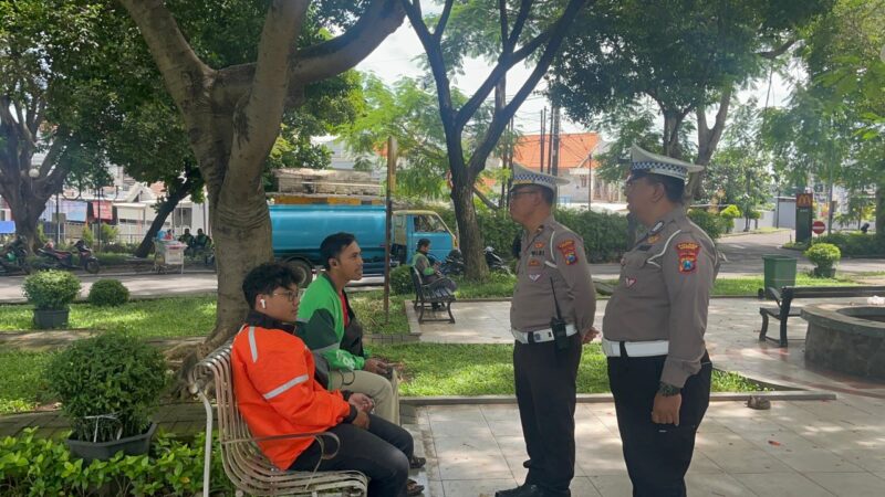 Sosialisasi Satlantas Polres Gresik tingkatkan kesadaran driver online terkait aturan lalu lintas, blind spot, dan keselamatan berkendara.