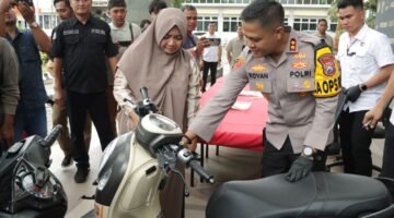 Polres Gresik Berhasil Kembalikan Motor Curian, Ibu Eva Ucapkan Syukur