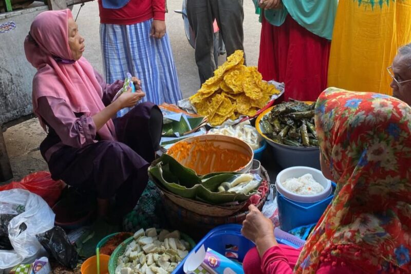 Nurjanah penjual bubur roomo (foto: Daniel Andayawan)