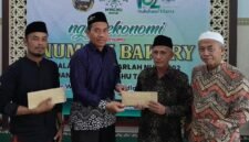 Direktur NUmani memberikan SHU kepada pemilik saham dan menyumbang ke panitia Harla 102 NU MWC Dukun