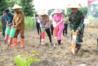 Kapolres Gresik melakukan  Penanaman Jagung Serentak 1 Juta Hektar di Gresik Dukung Ketahanan Pangan