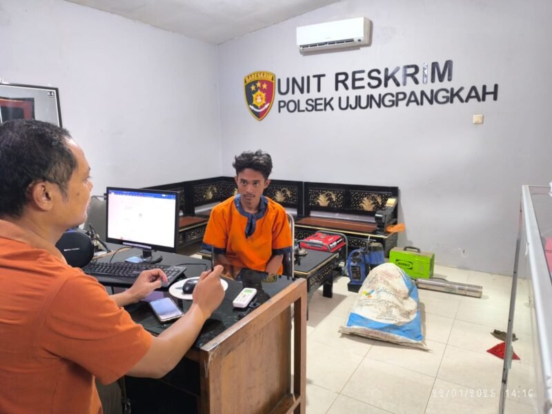 Polsek Ujungpangkah menangkap karyawan CV Alfa Nafis atas kasus pencurian alat konstruksi senilai Rp 25 juta.