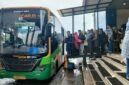 warga mengantri  masuk transjatim di terminal Bunder Gresik  (foto: tiko)