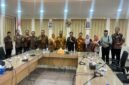 Bupati Gresik dan rombongan usai berdialog dengan Paguyupan Warga Gresik Malaysia ( PWGM ) membahas keberlangsungan pendidikan anak-anak pekerja migran asal Gresik