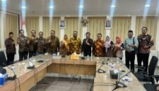 Bupati Gresik dan rombongan usai berdialog dengan Paguyupan Warga Gresik Malaysia ( PWGM ) membahas keberlangsungan pendidikan anak-anak pekerja migran asal Gresik