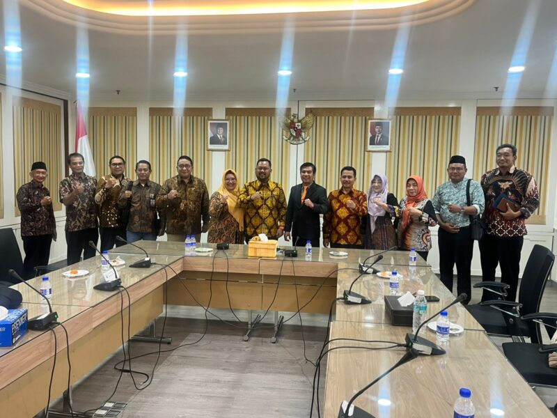 Bupati Gresik dan rombongan usai berdialog dengan Paguyupan Warga Gresik Malaysia ( PWGM ) membahas keberlangsungan pendidikan anak-anak pekerja migran asal Gresik