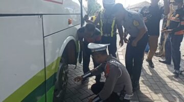 Satlantas Gresik Lakukan Ramp Check Bus Pariwisata untuk Keselamatan Penumpang