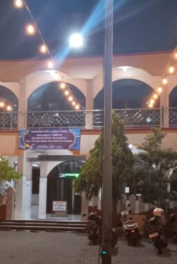 Sambut Ramadan 1446 H, Masjid At-Taqwa Giri Bersolek dengan Ratusan Lampu Hias