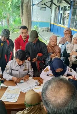 Ratusan Warga Gresik Serbu Loket Pendaftaran Mudik Gratis 2025